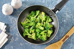 Тушеная брокколи с сосисками