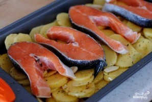 Запеченная форель под чесночным соусом Запеченная форель под чесночным соусом