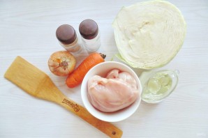 Диетическая тушеная капуста с курицей