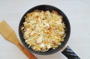 Диетическая тушеная капуста с курицей