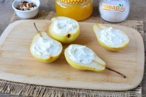 Груша запеченная с рикоттой в духовке