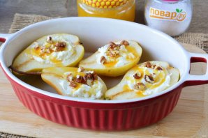 Груша запеченная с рикоттой в духовке