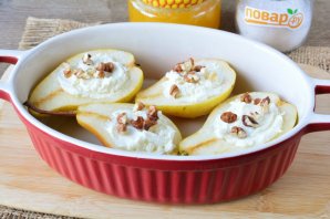 Груша запеченная с рикоттой в духовке