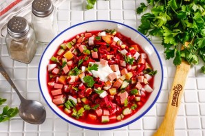 Холодный борщ из маринованной свеклы с колбасой