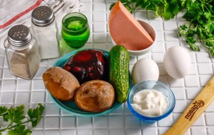 Холодный борщ из маринованной свеклы с колбасой