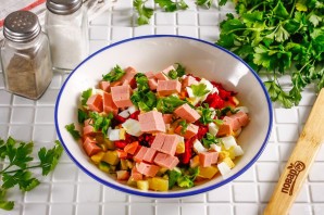 Холодный борщ из маринованной свеклы с колбасой