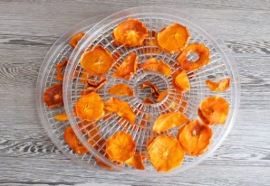 Хурма в сушилке