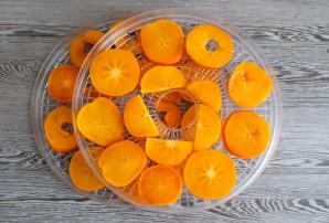 Хурма в сушилке