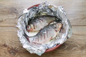 Караси в сметане в духовке в фольге