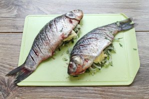 Караси в сметане в духовке в фольге