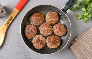 Котлеты с кабачком и помидором