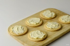 Крекеры с икрой
