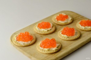 Крекеры с икрой