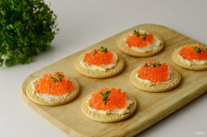 Крекеры с икрой
