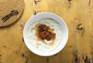 Крекеры с вялеными томатами и базиликом