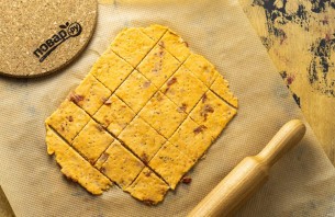 Крекеры с вялеными томатами и базиликом