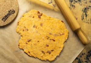 Крекеры с вялеными томатами и базиликом