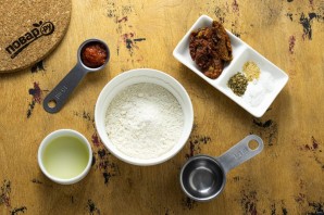 Крекеры с вялеными томатами и базиликом