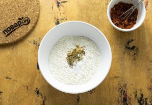 Крекеры с вялеными томатами и базиликом