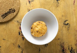 Крекеры с вялеными томатами и базиликом