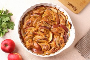 Крылышки с яблоками в духовке