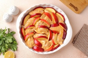 Крылышки с яблоками в духовке