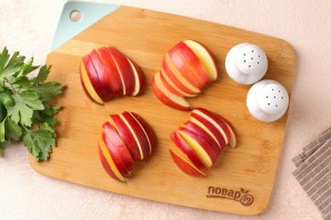 Крылышки с яблоками в духовке