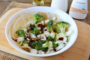 Куриные крылышки с брокколи в духовке