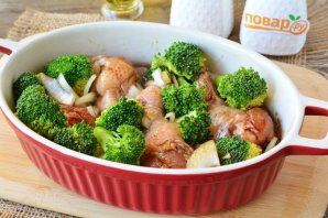 Куриные крылышки с брокколи в духовке