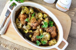 Куриные крылышки с брокколи в духовке