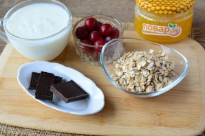 Ленивая овсянка с вишней и шоколадом