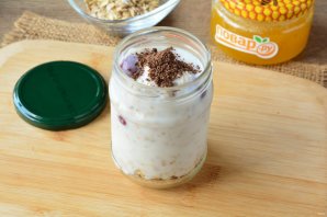 Ленивая овсянка с вишней и шоколадом