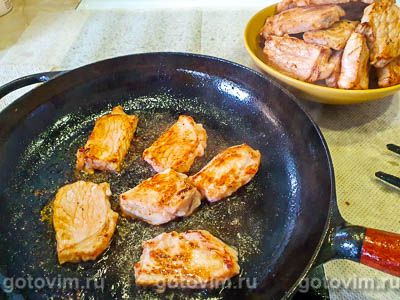 Македонская сельска тава или мясо, тушенное с луком в глиняном горшке (SELSKA TAVA) Македонская сельска тава или мясо, тушенное с луком в глиняном горшке (SELSKA TAVA)