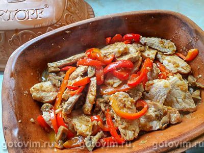 Македонская сельска тава или мясо, тушенное с луком в глиняном горшке (SELSKA TAVA) Македонская сельска тава или мясо, тушенное с луком в глиняном горшке (SELSKA TAVA)