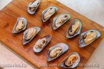 Мидии, запеченные в духовке с сырно-чесночным соусом