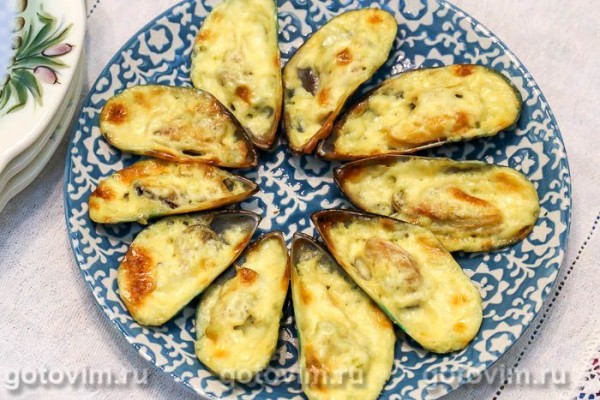 Мидии, запеченные в духовке с сырно-чесночным соусом