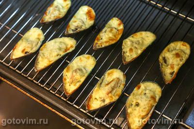 Мидии, запеченные в духовке с сырно-чесночным соусом