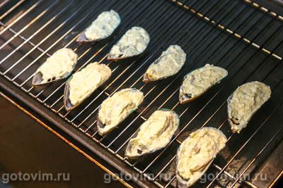 Мидии, запеченные в духовке с сырно-чесночным соусом