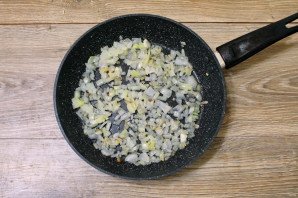 Мясо с баклажанами в горшочках в духовке