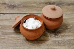 Мясо с баклажанами в горшочках в духовке