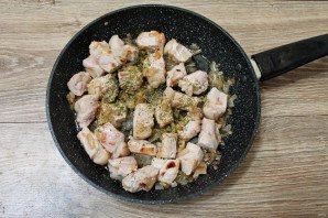 Мясо с баклажанами в горшочках в духовке