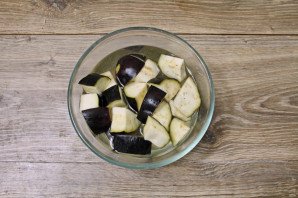 Мясо с баклажанами в горшочках в духовке