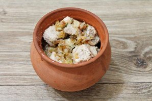 Мясо с баклажанами в горшочках в духовке