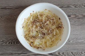 Морской окунь на луковой подушке в духовке