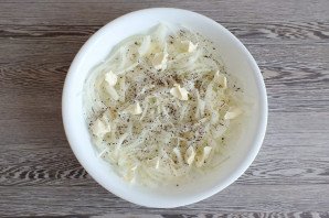 Морской окунь на луковой подушке в духовке