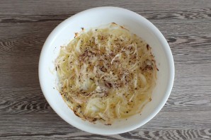 Морской окунь на луковой подушке в духовке