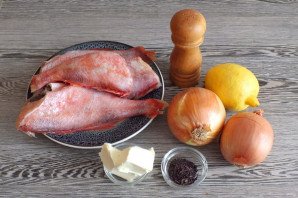 Морской окунь на луковой подушке в духовке