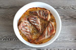 Морской окунь на луковой подушке в духовке