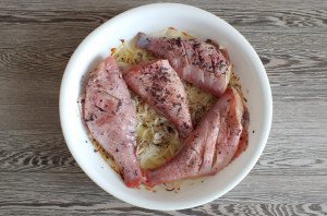 Морской окунь на луковой подушке в духовке