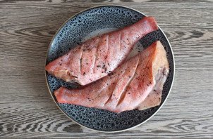 Морской окунь на луковой подушке в духовке